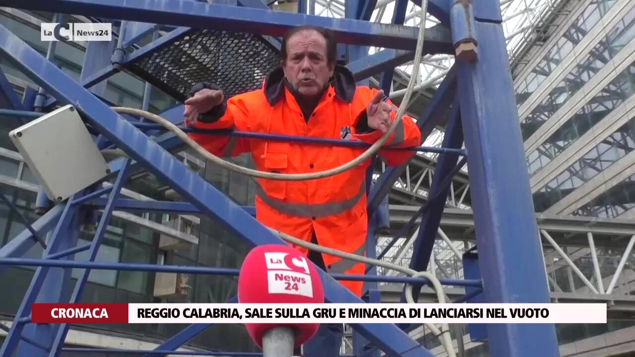 Reggio Calabria, sale sulla gru e minaccia di lanciarsi nel vuoto