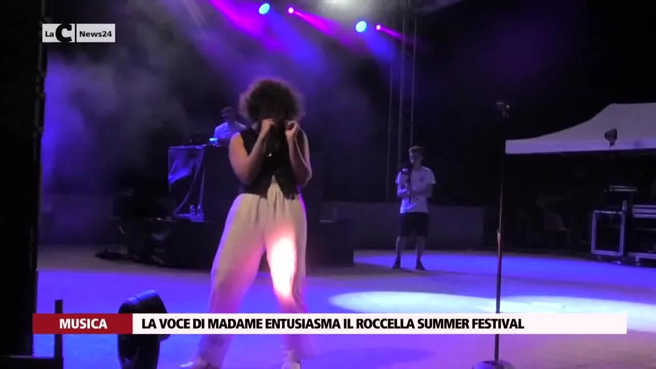 Roccella summer festival, Madame incanta con la sua voce: fan in delirio per i suoi brani più famosi