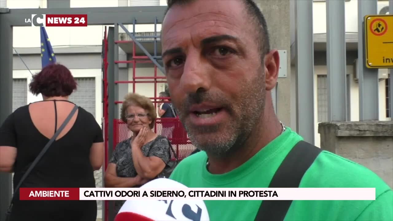 Cattivi odori a Siderno, cittadini in protesta