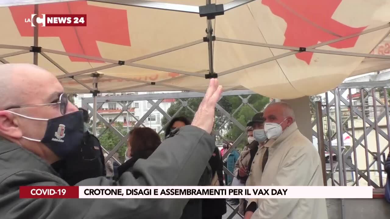 Crotone, disagi e assembramenti per il vax day