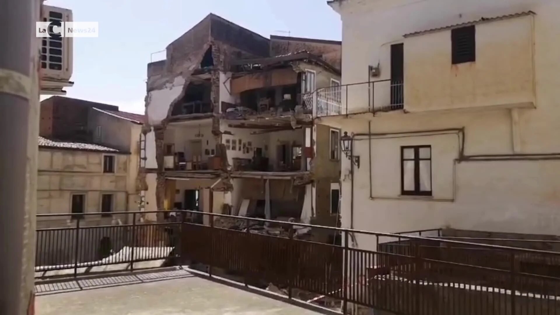 Lamezia, crolla la parete laterale di un palazzo di 4 piani: tanta paura ma nessun ferito - VIDEO