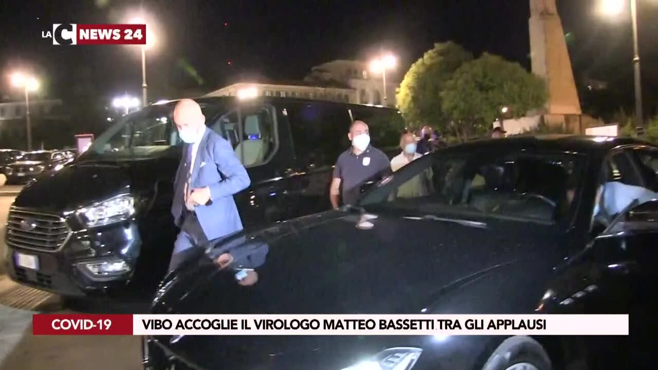 Vibo accoglie il virologo Matteo Bassetti tra gli applausi