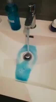 Lamezia, acqua blu e maleodorante dai rubinetti