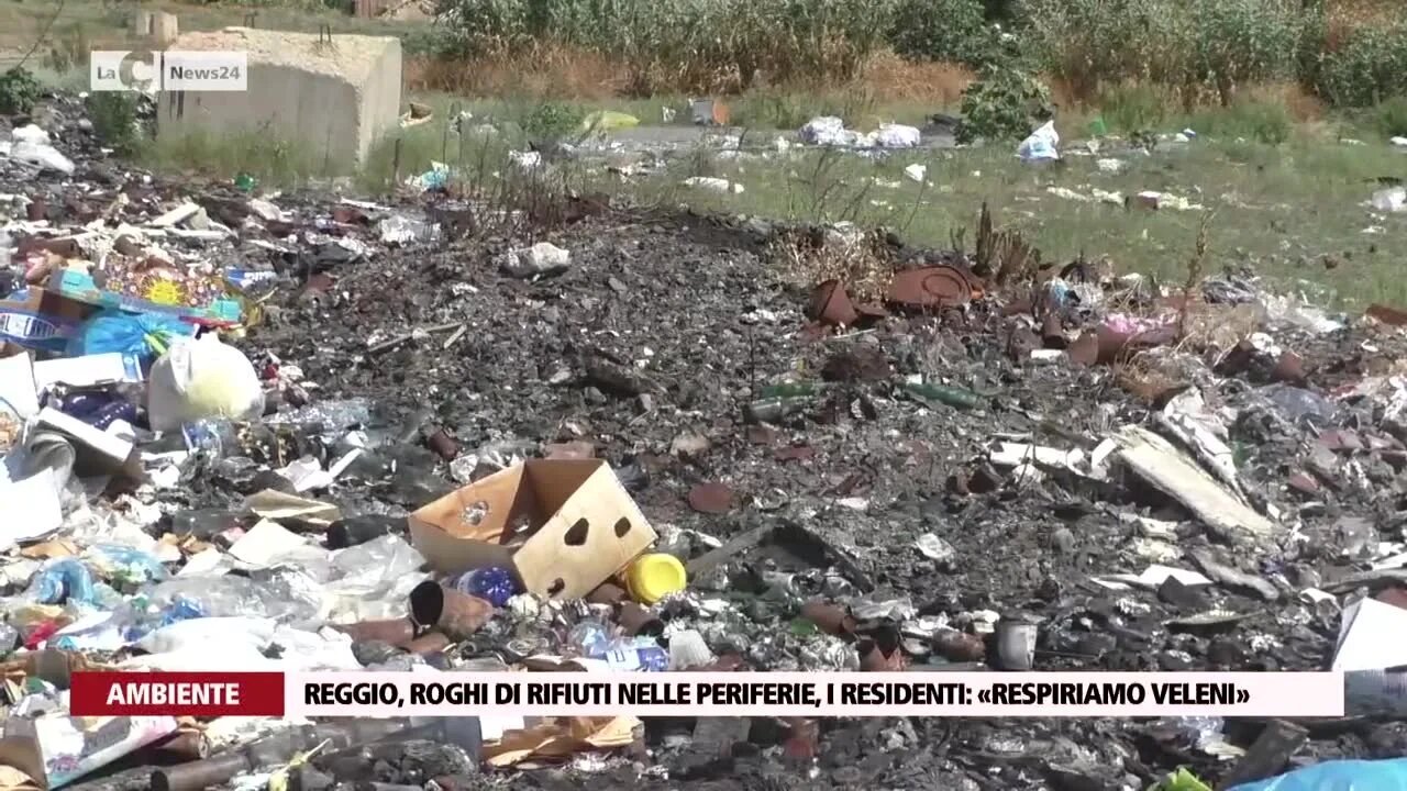 Reggio, l’inferno nei quartieri a Sud della città: tra chilometri di rifiuti e roghi alla diossina