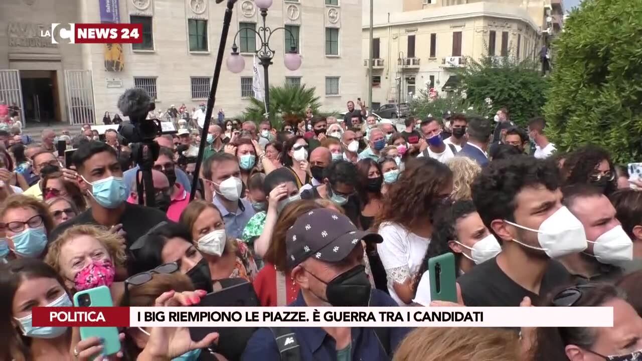 I big riempiono le piazze. È guerra tra i candidati