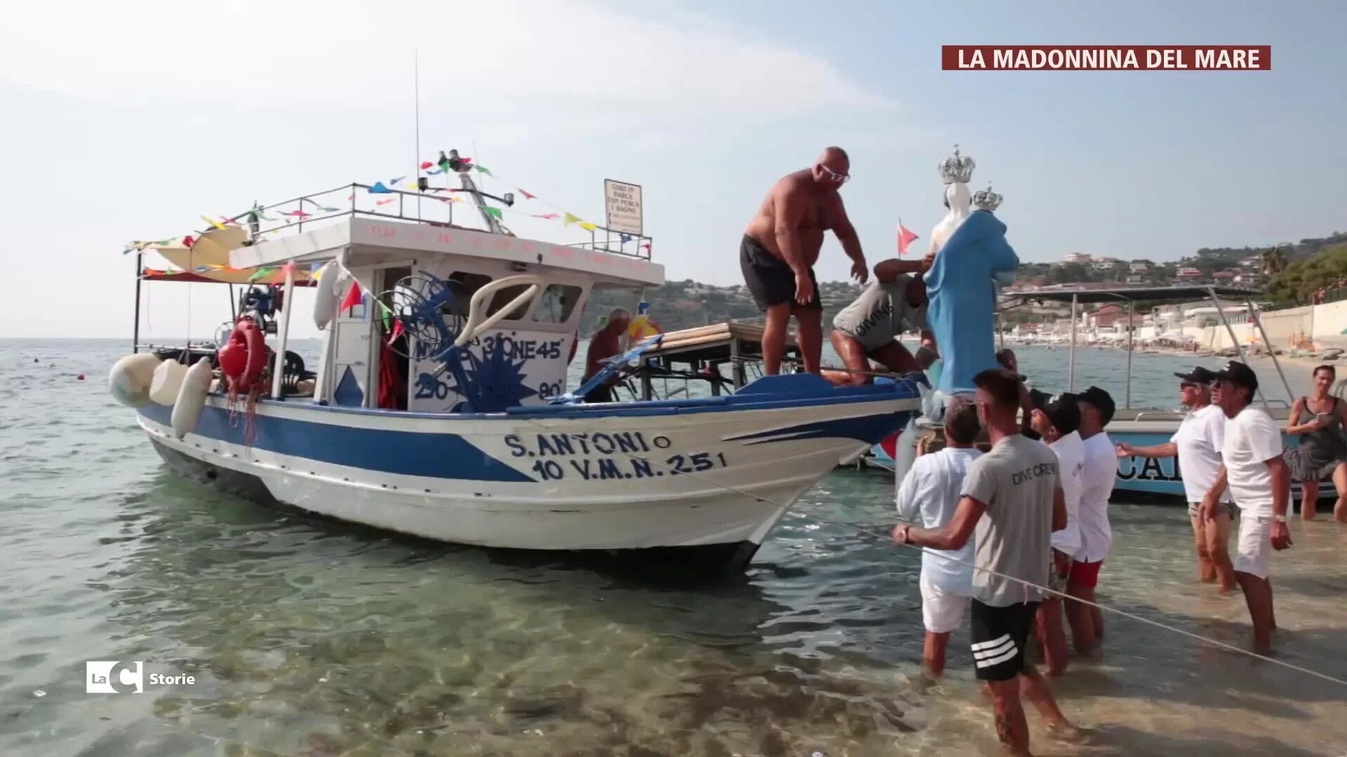 A LaC Storie la suggestiva processione in mare di Santa Maria di Ricadi tornata dopo 9 anni d'assenza - VIDEO