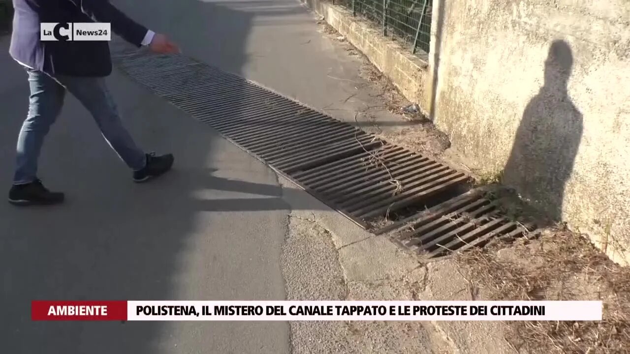 Polistena, il canale tappato diventa un caso politico e i cittadini protestano: «Entra l’acqua in casa»