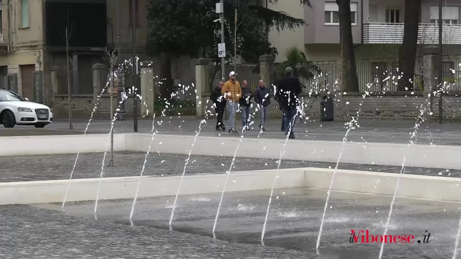 Giochi d’acqua in piazza Municipio: le prove degli zampilli che saranno la gioia dei bambini e la dannazione di genitori e nonni -VIDEO