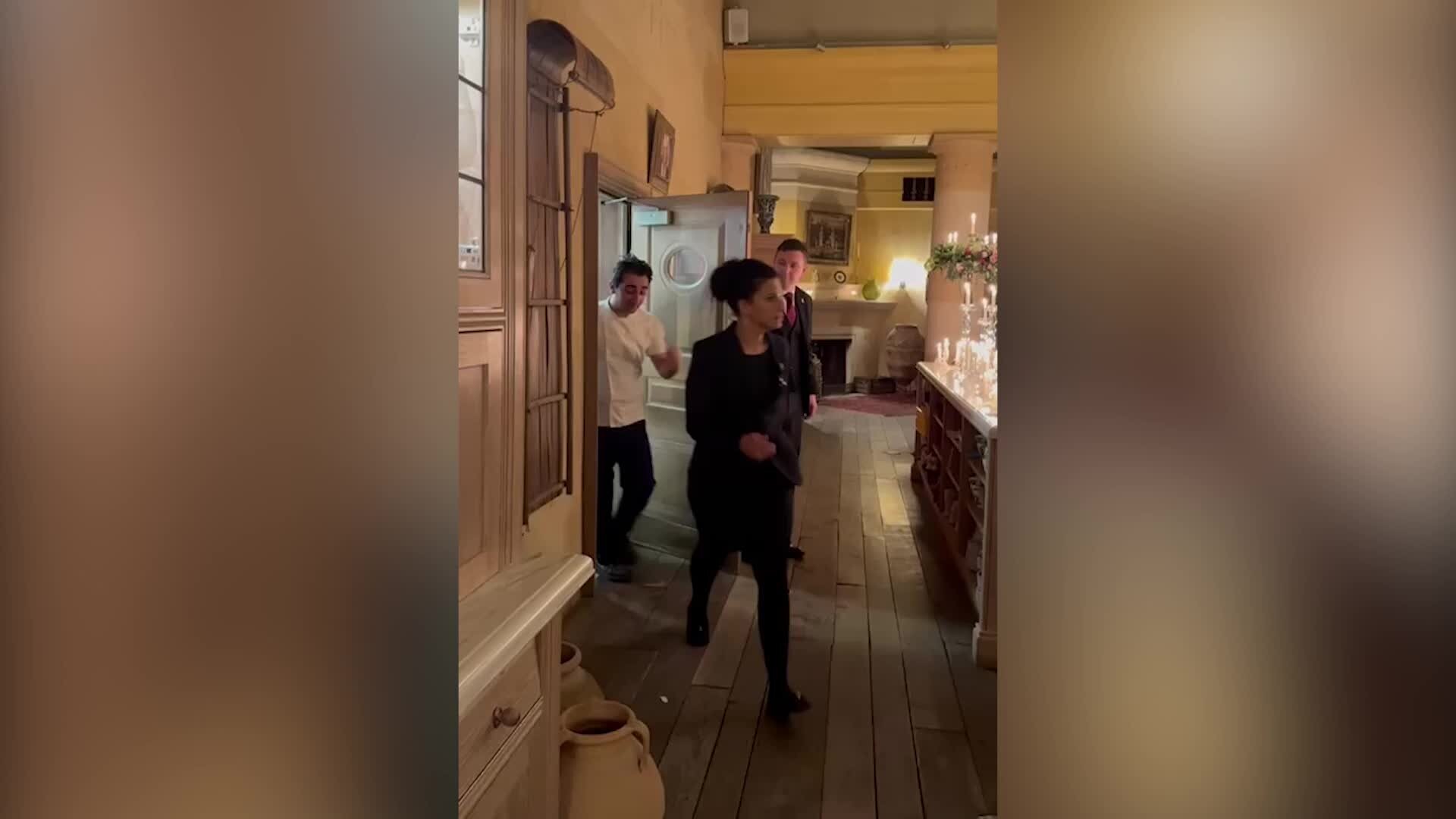 Re Carlo e la regina Camilla mangiano calabrese con il “vibonese” Stanley Tucci e chef Mazzei. Il VIDEO della cena