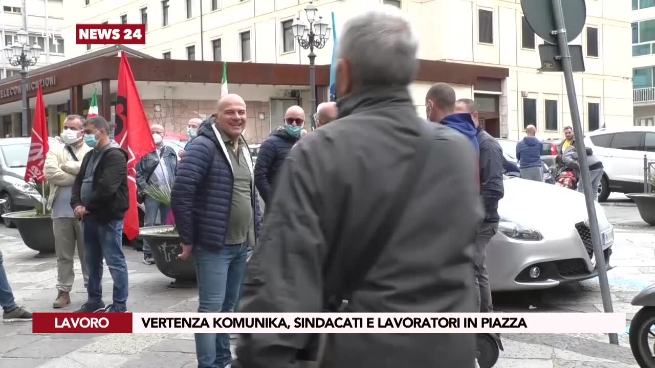 Vertenza Komunika, sindacati e lavoratori in piazza