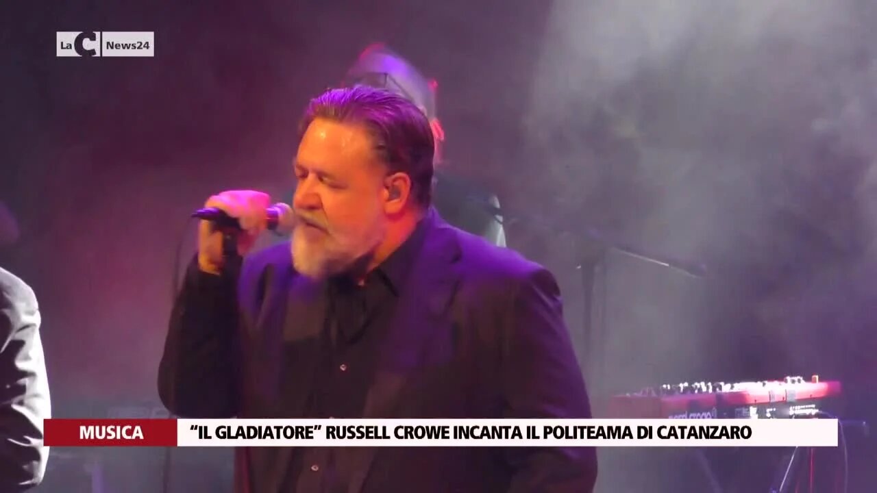 Russell Crowe incanta il Politeama. Anche Charlie, il figlio del Gladiatore sul palco accanto al papà