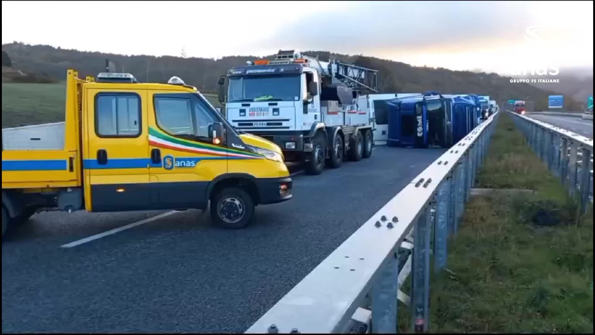 Camion si ribalta sull'autostrada