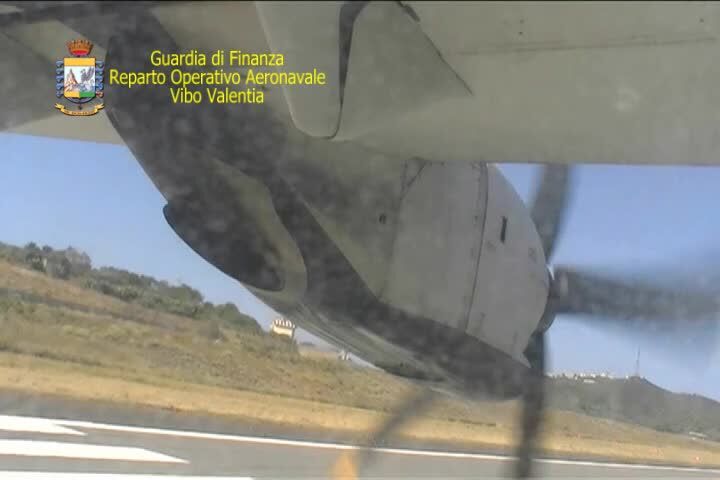 In fuga dopo aver scaricato i migranti: fermati otto scafisti