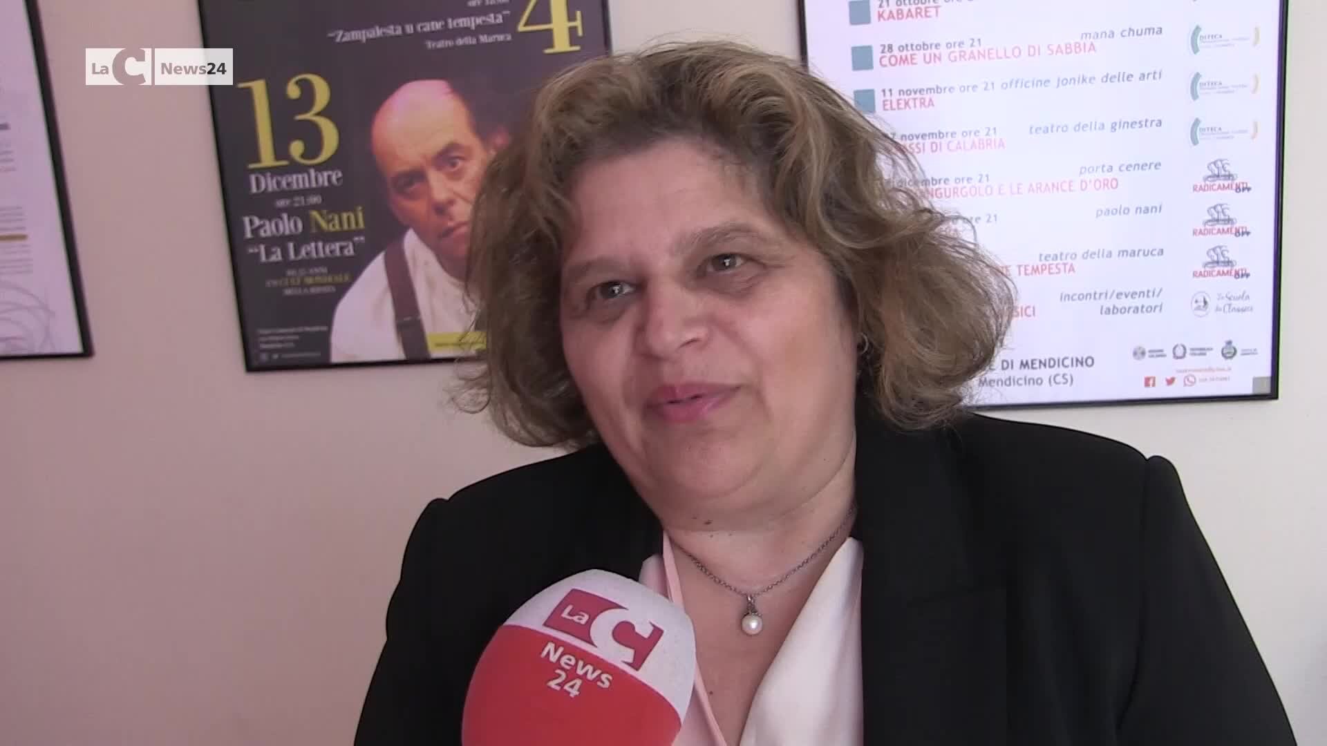 Cellulari vietati nelle scuole superiori? La preside Assunta Morrone: «Non basta una circolare per frenare gli abusi» | VIDEO