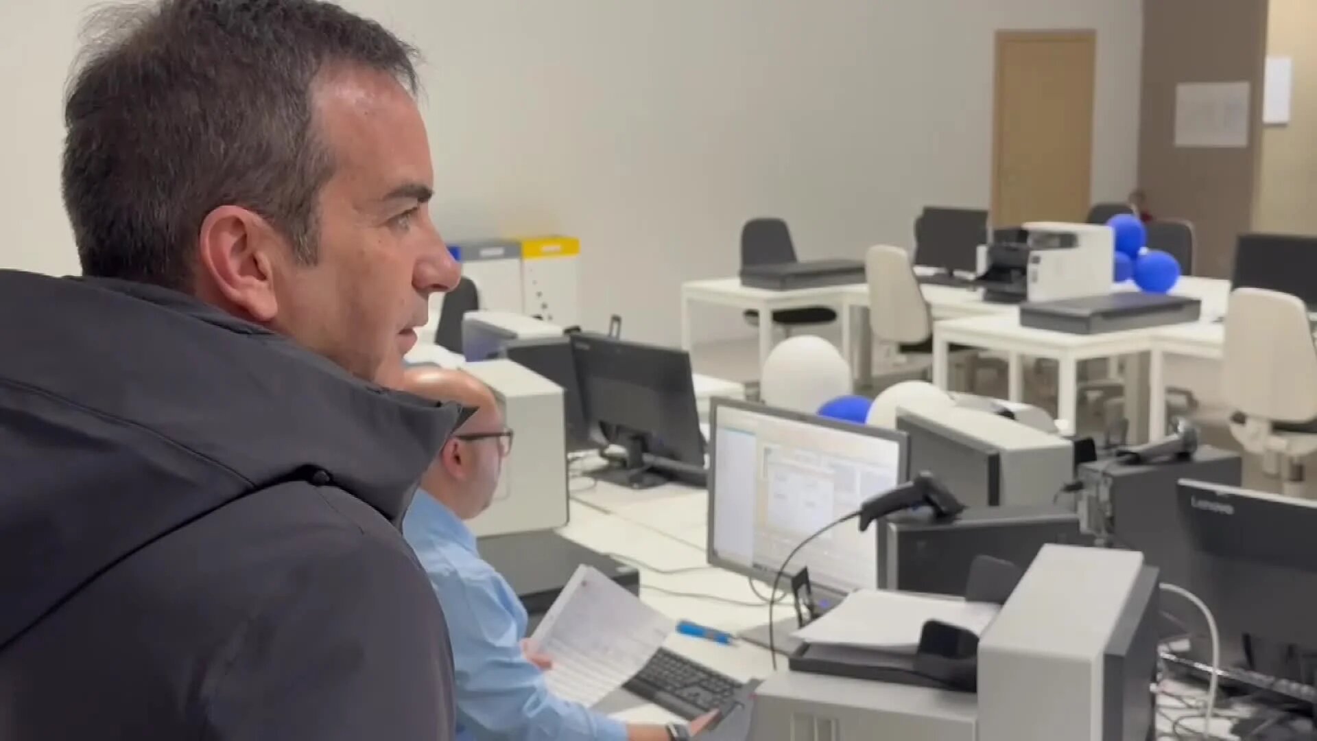 Rende, Occhiuto visita la società Konecta che ha assorbito i lavoratori dell'ex Abramo Customer Care | VIDEO