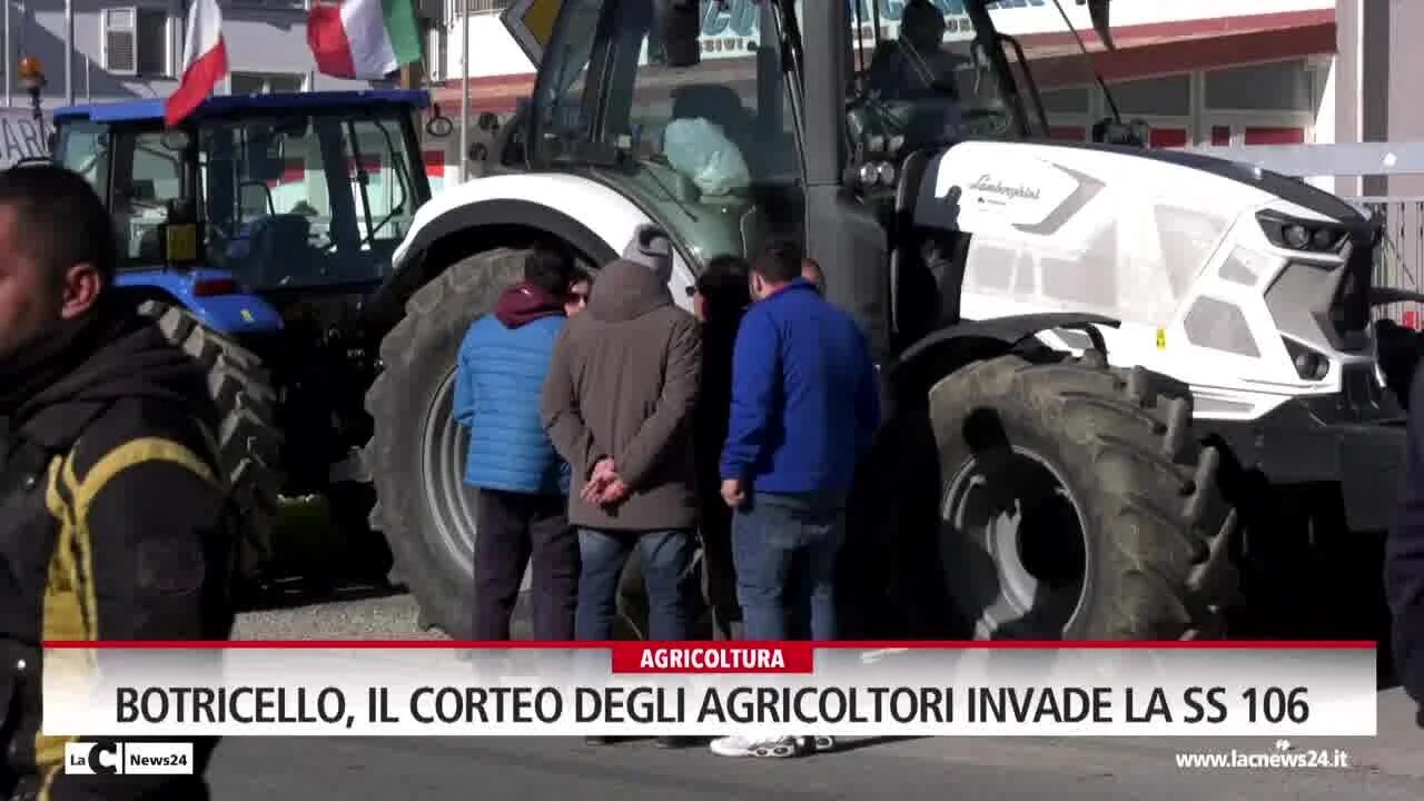 Botricello, il corteo degli agricoltori invade la ss 106