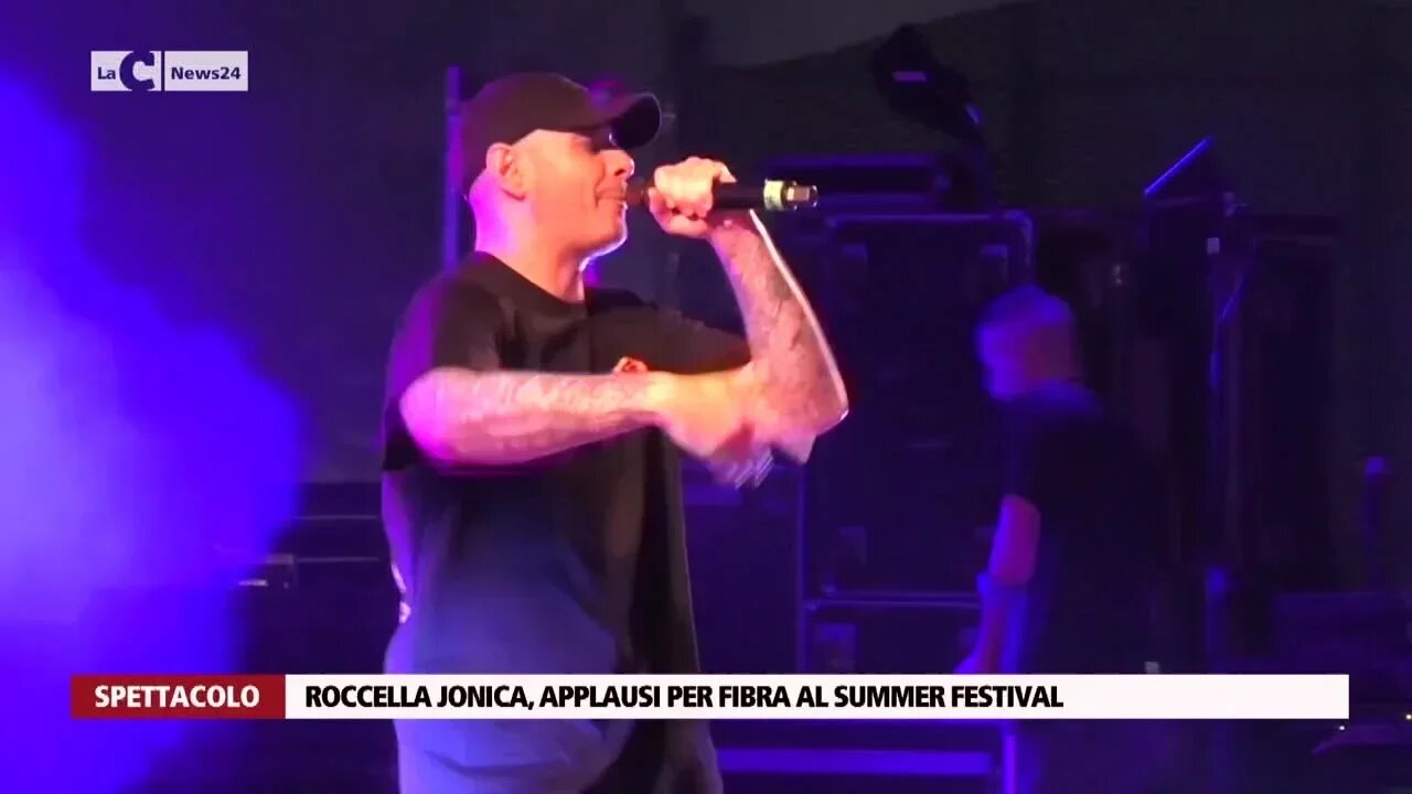 Roccella Jonica, applausi (e cori) per Fabri Fibra al Summer Festival