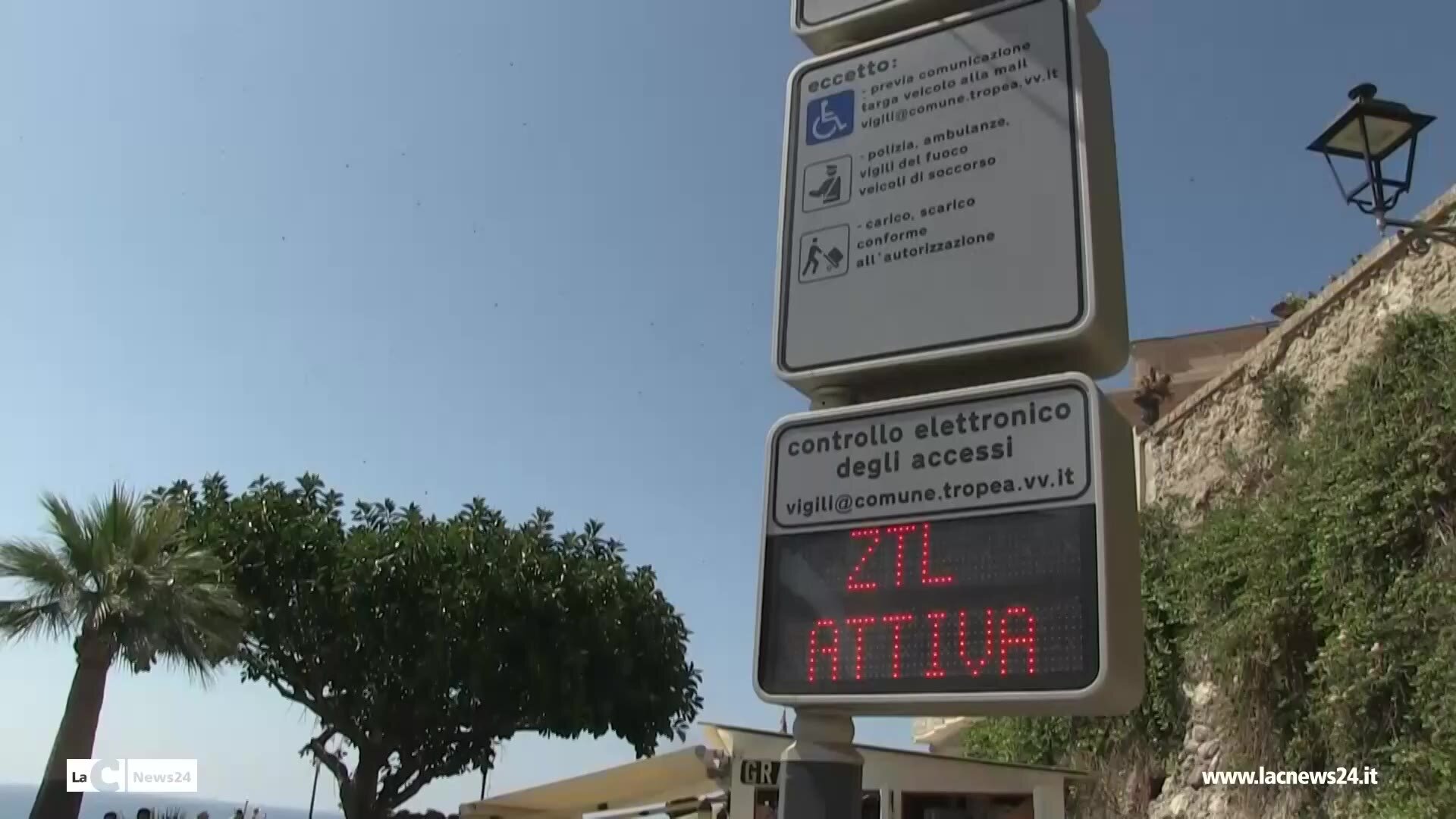A Tropea residenti e commercianti \"prigionieri\" della Ztl, 5 entrate e uscite poi scatta la multa: «A casa senza libertà di movimento» - VIDEO
