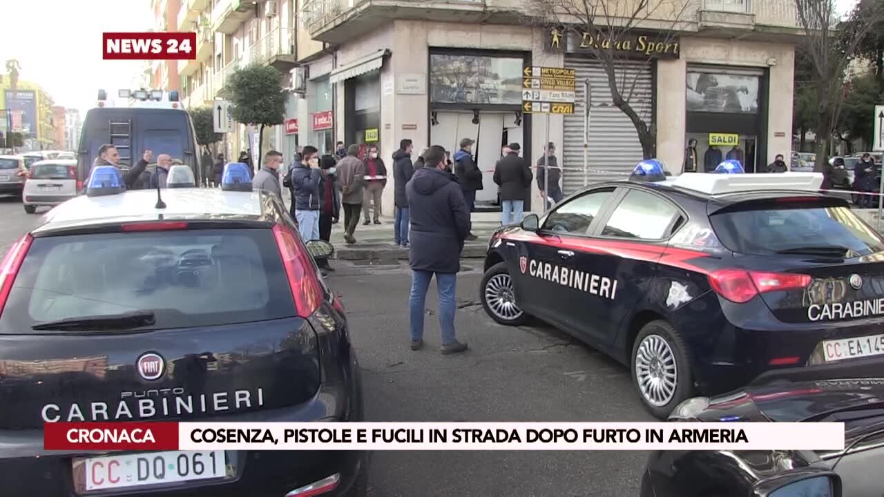 Cosenza, pistole e fucili in strada dopo furto in armeria