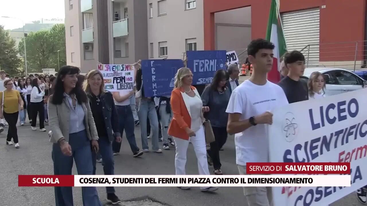 Cosenza, studenti del Fermi in piazza contro il dimensionamento