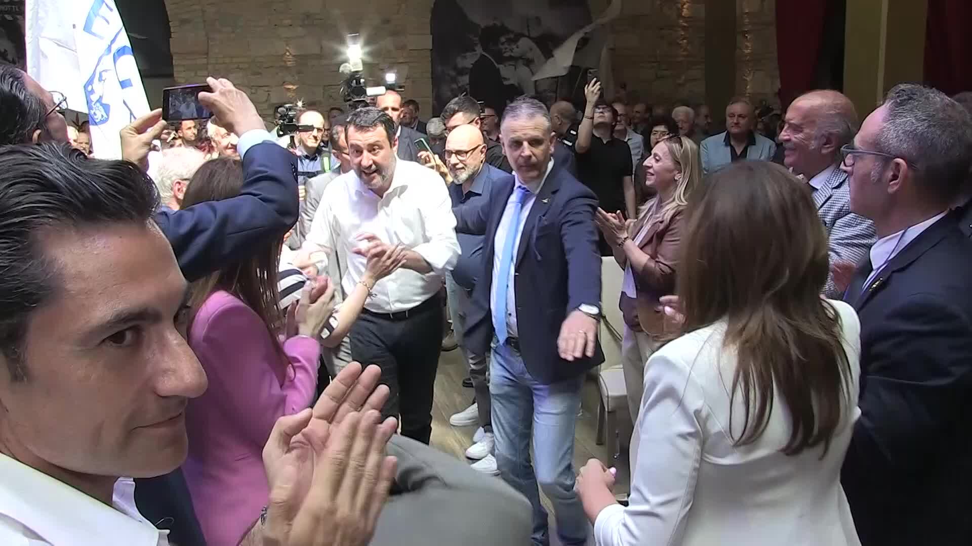 Il firmacopie di Salvini a Cosenza galvanizza i leghisti calabresi che sognano il sorpasso su Forza Italia