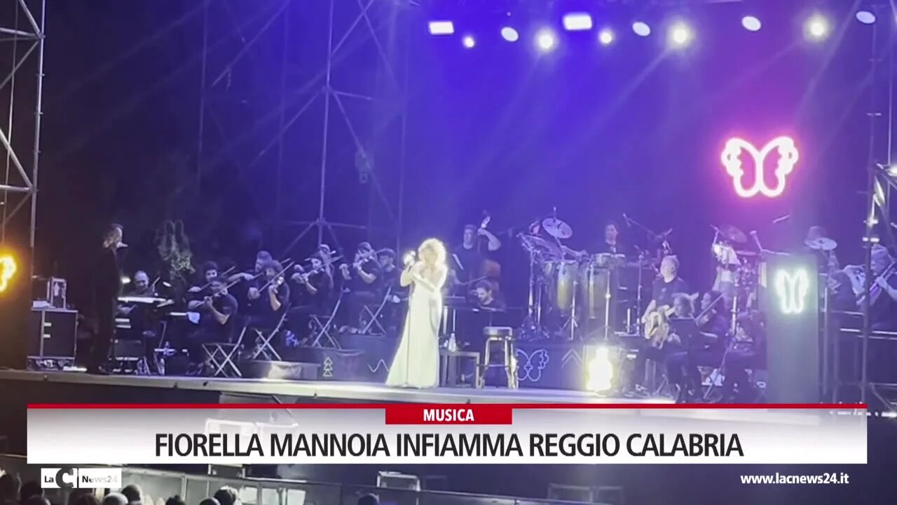 Reggio, Fiorella Mannoia incanta piazza Castello e rilancia l’appello per la pace e per le donne: «Liberarsi dalla violenza si può»