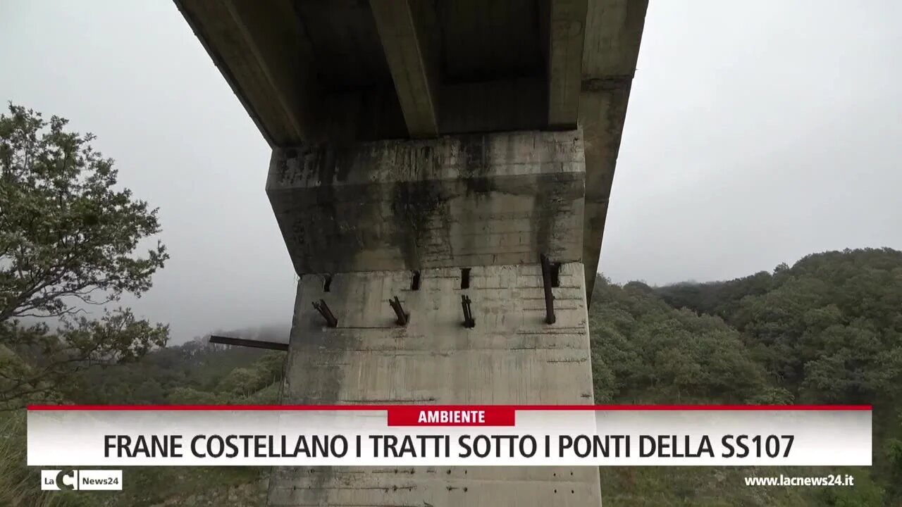 Frane costellano i tratti sotto i ponti della ss107