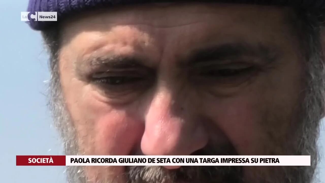 Paola ricorda Giuliano de seta con una targa impressa su pietra