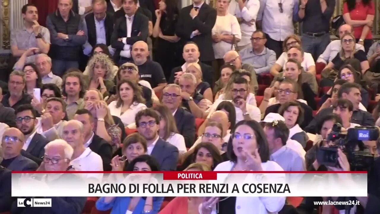 Bagno di folla per Renzi a Cosenza