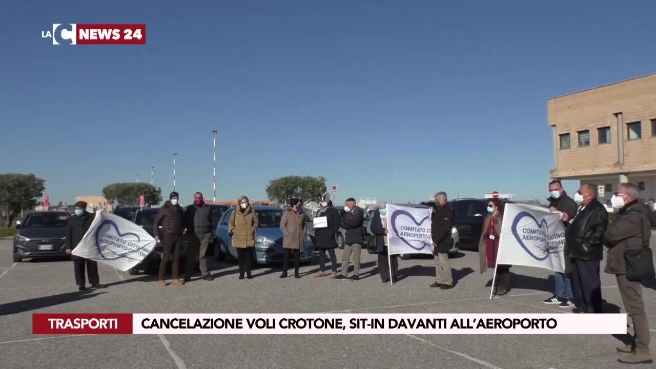 Cancellazione voli Crotone, sit-in davanti all’aeroporto