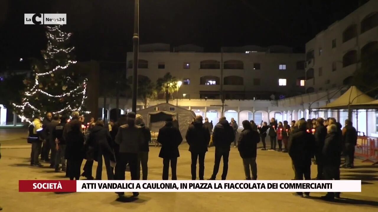 Atti vandalici a Caulonia, in piazza la fiaccolata dei commercianti