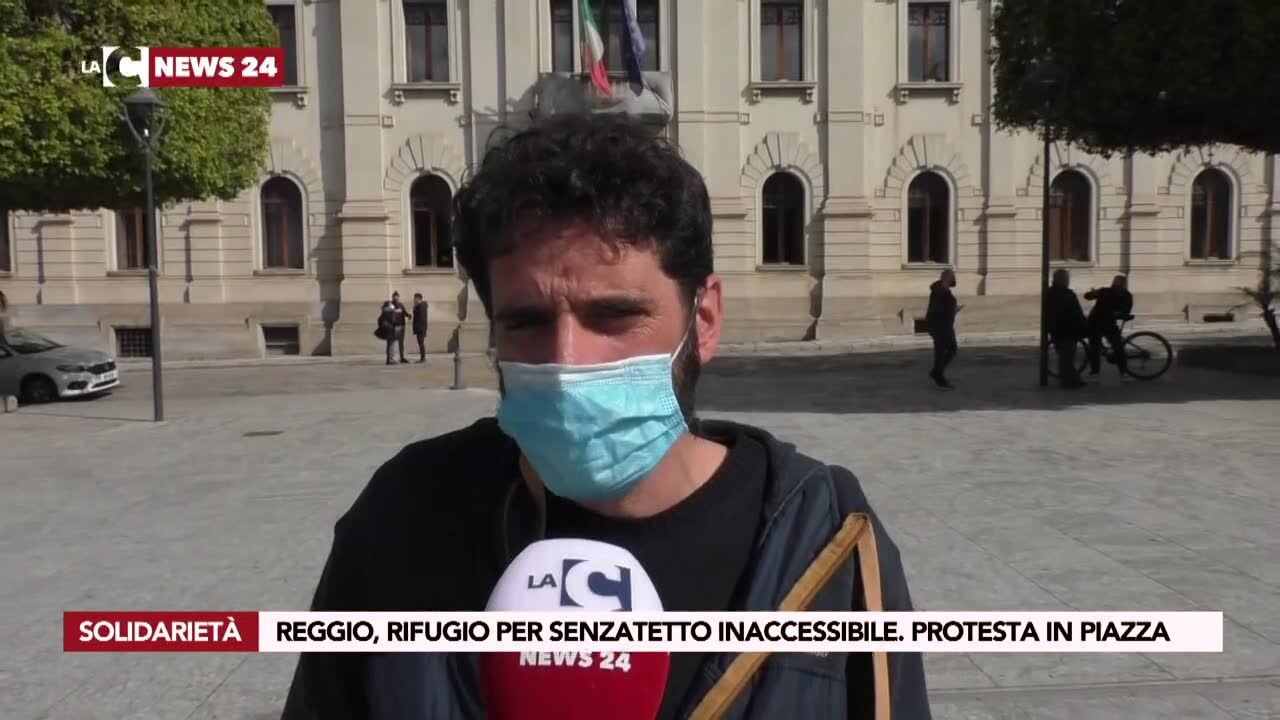 Reggio, rifugio per senzatetto inaccessibile. Protesta in piazza