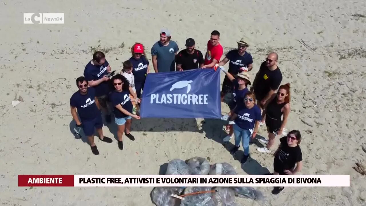 Plastic free in azione nel Vibonese, i volontari ripuliscono la spiaggia di Bivona da quintali di rifiuti
