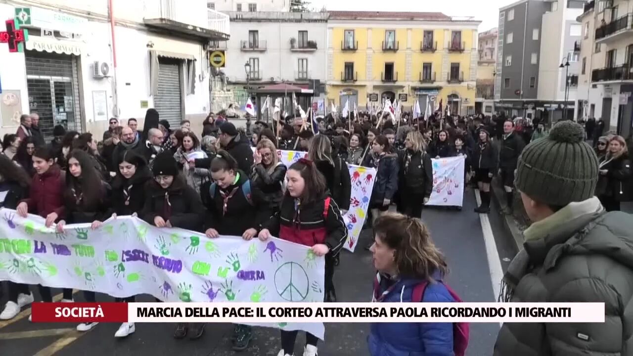 Marcia della Pace: il corteo attraversa Paola ricordando i migranti