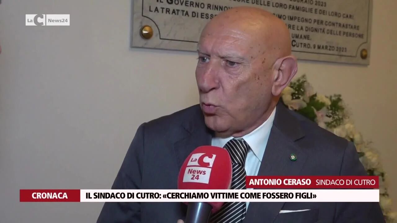 Il sindaco di Cutro: «Cerchiamo vittime come fossero figli»
