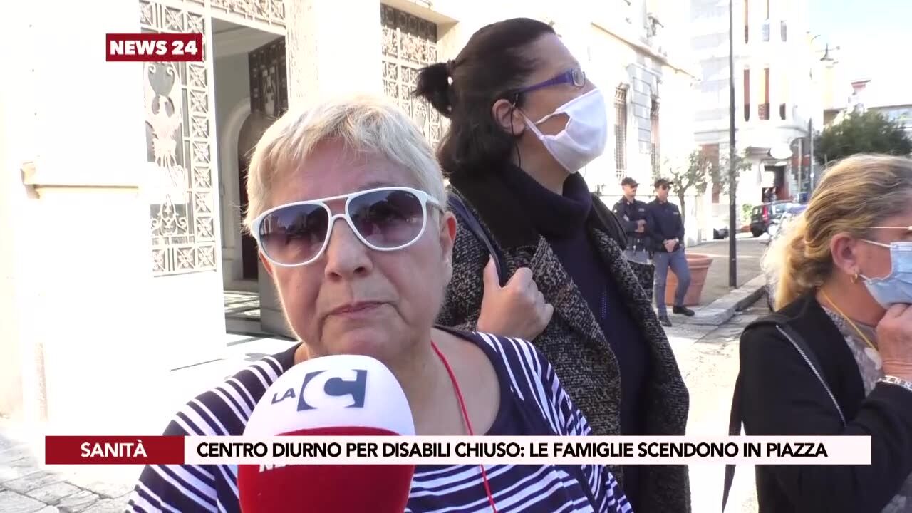 Centro diurno per disabili chiuso: le famiglie scendono in piazza