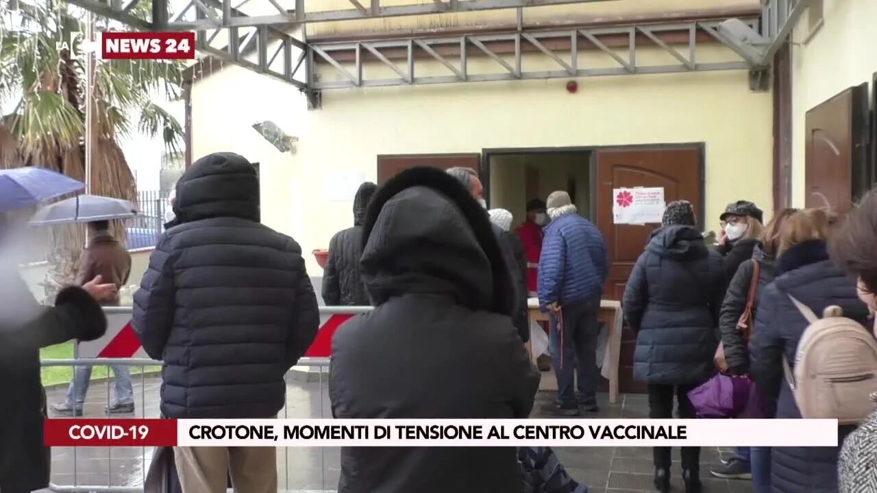 Crotone, caos e assembramenti al centro vaccinale