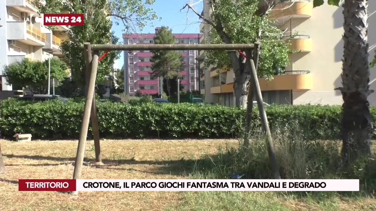 Crotone, il parco giochi fantasma tra vandali e degrado
