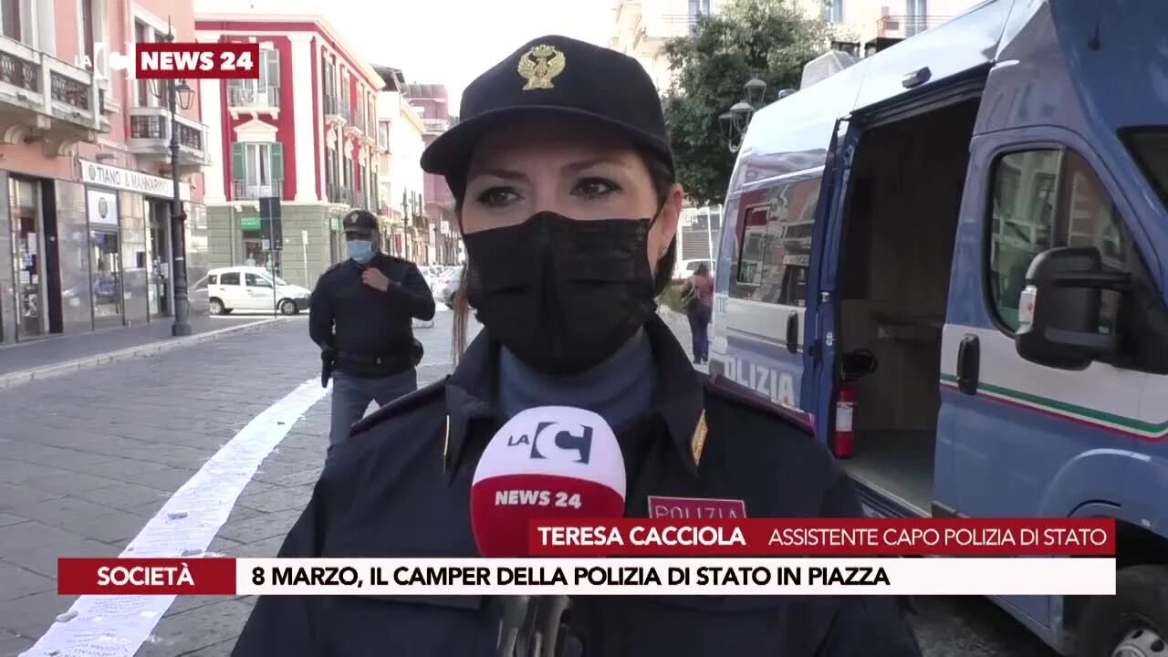 8 marzo, il camper della Polizia di stato in piazza