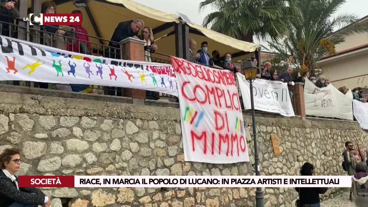 Riace, in marcia il popolo di Lucano: in piazza artisti e intellettuali