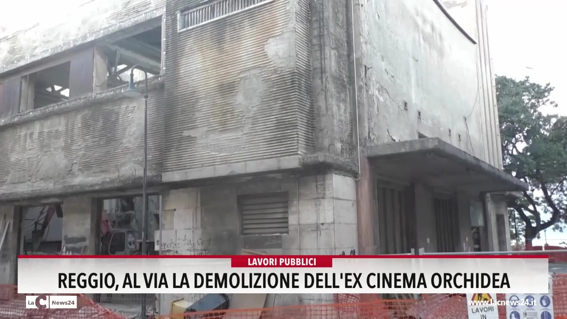 Reggio, al via la demolizione dell'ex cinema orchidea