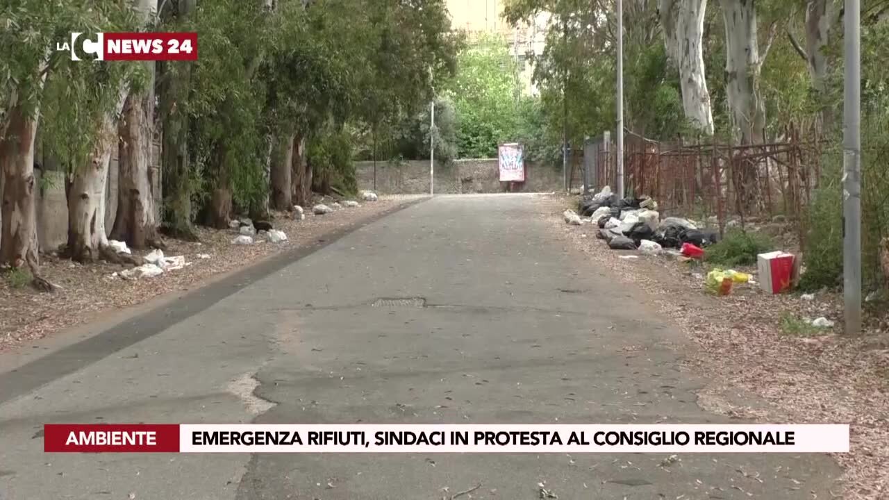 Emergenza rifiuti, sindaci in protesta al Consiglio regionale