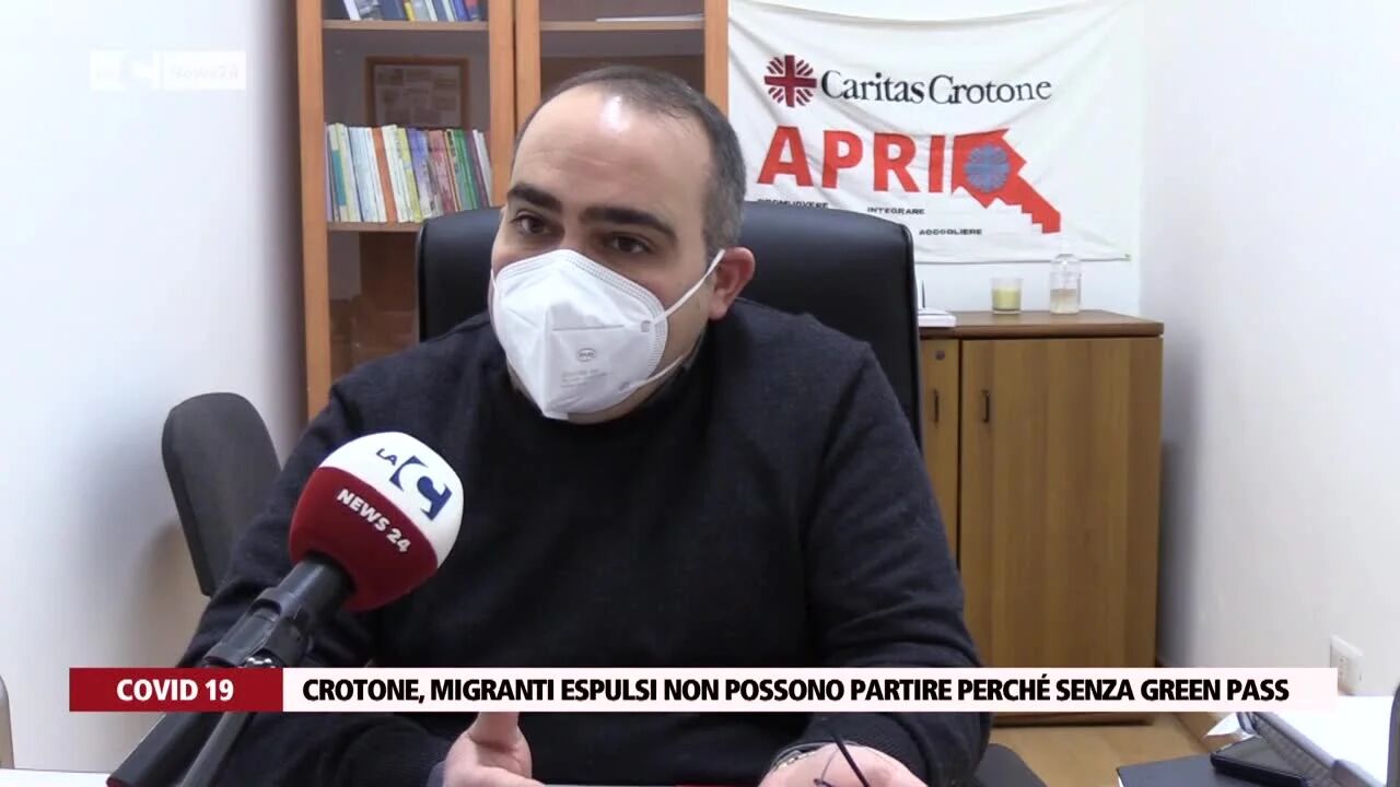Crotone, migranti espulsi non possono partire perché senza green pass
