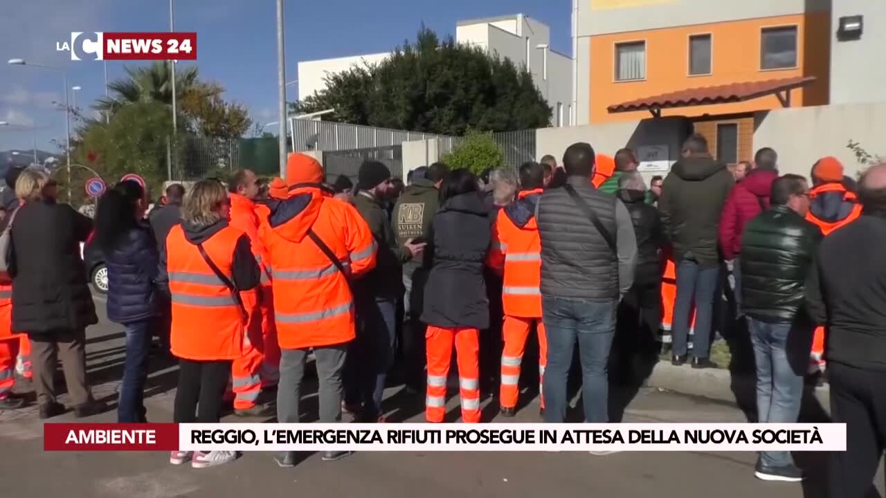 Reggio, l’emergenza rifiuti prosegue in attesa della nuova società