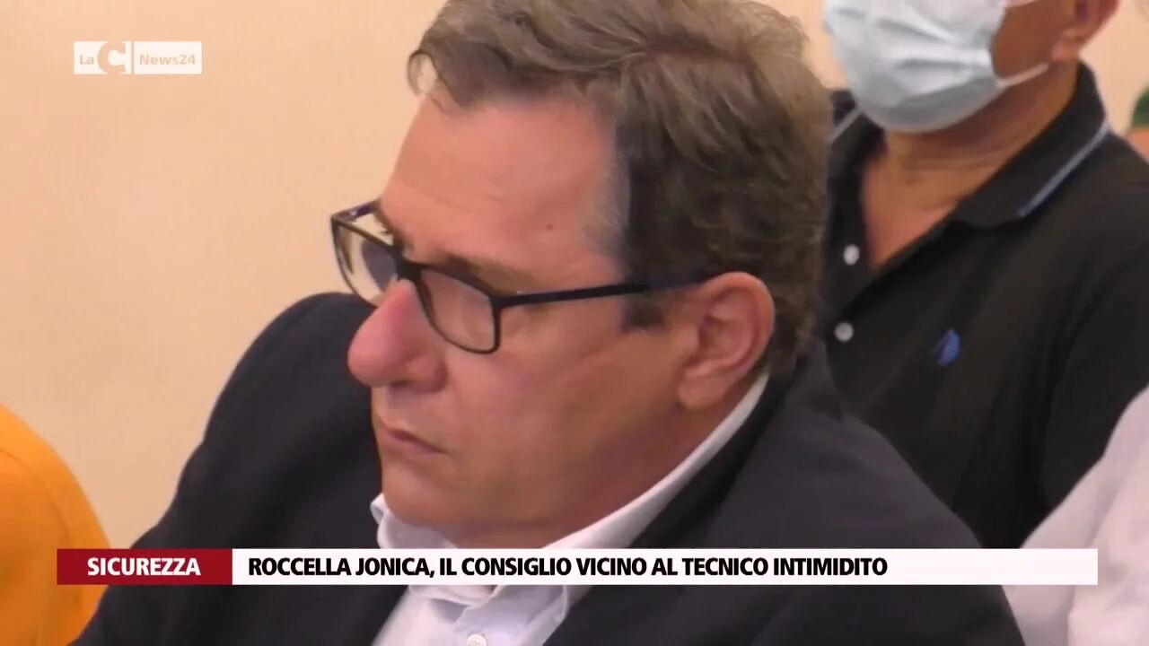 Roccella Jonica, il consiglio vicino al tecnico intimidito