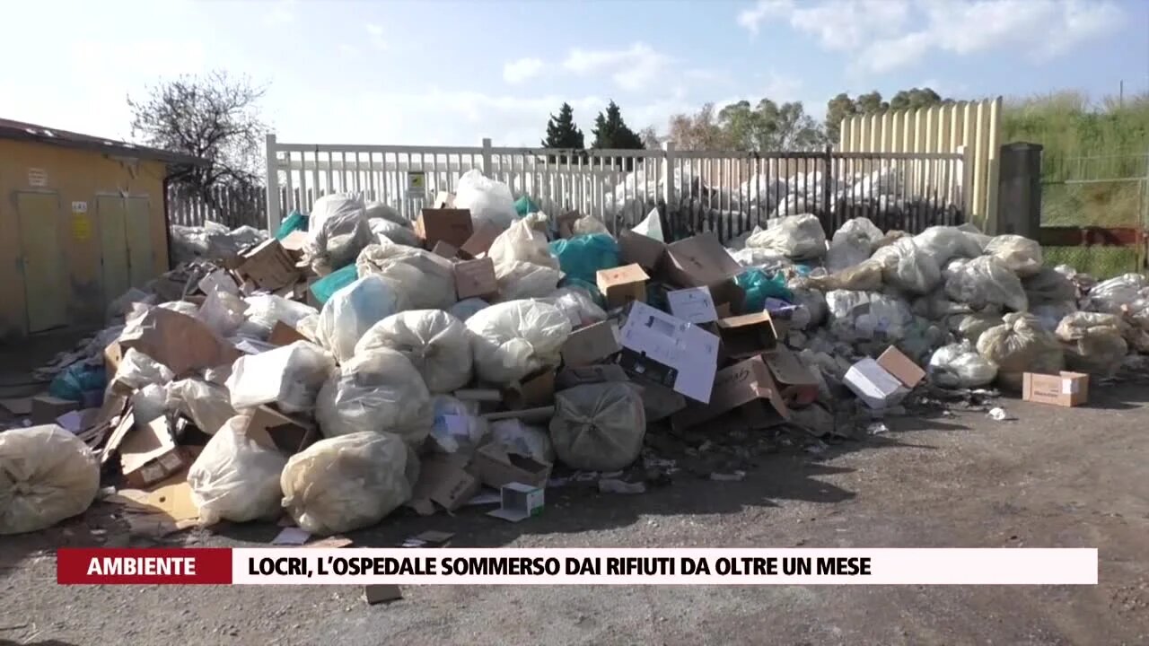 Locri, l’ospedale sommerso dai rifiuti da oltre un mese