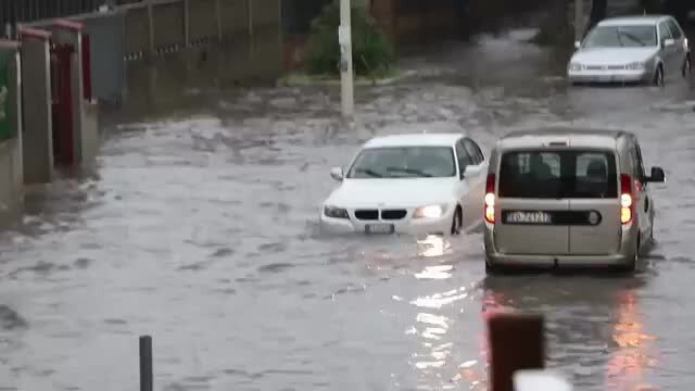 Una bomba d’acqua si abbatte su Vibo Marina: in pochi minuti strade allagate | VIDEO