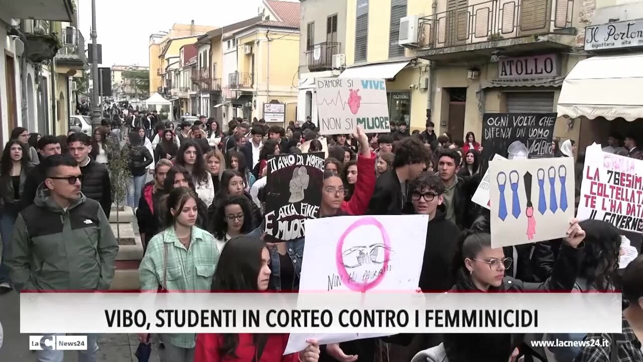 «La Scuola non parla di femminicidi», a Vibo Valentia gli studenti scendono in piazza contro la violenza di genere - VIDEO