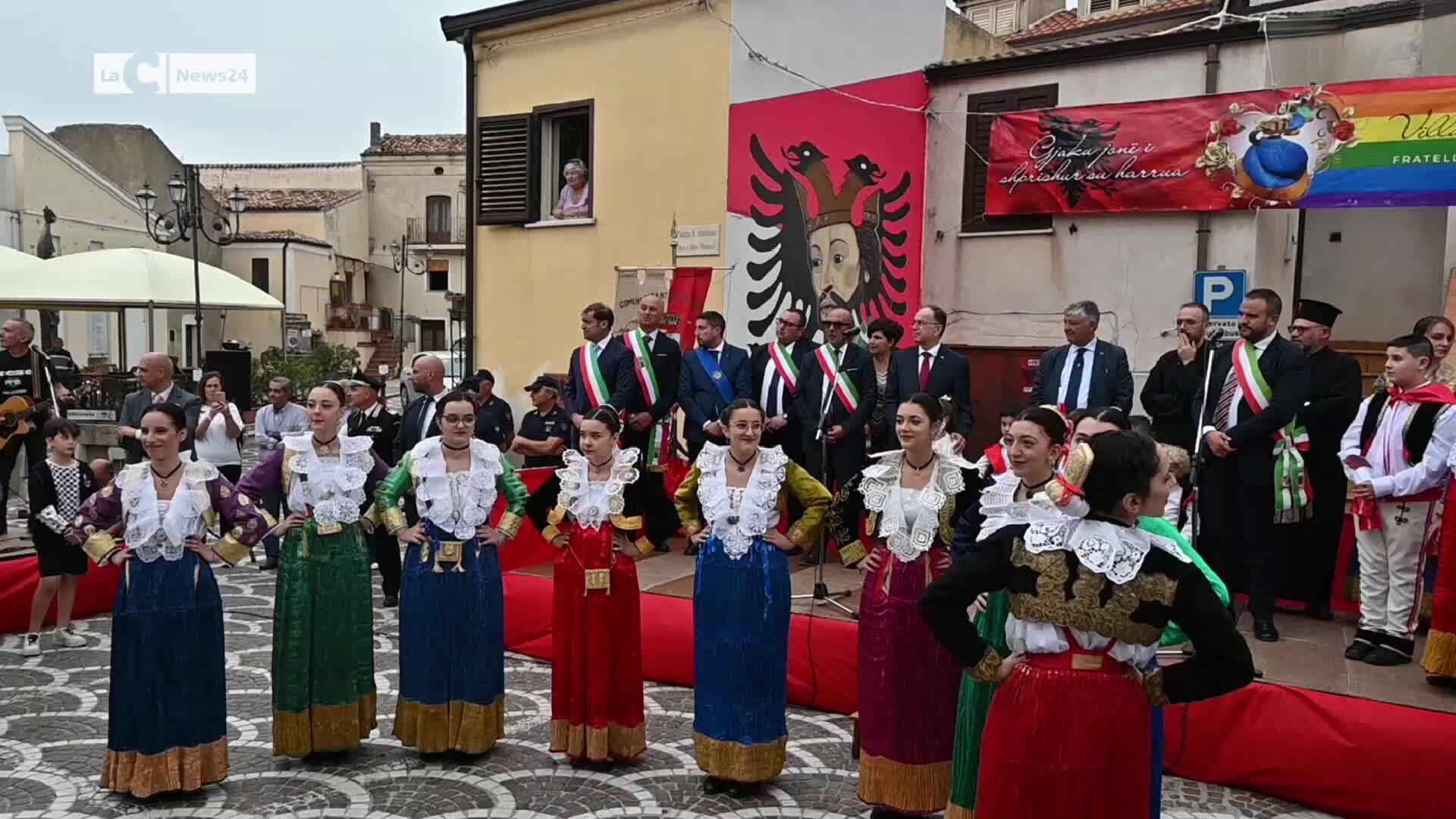 Il presidente albanese accolto a Santa Sofia D'Epiro con canti e balli