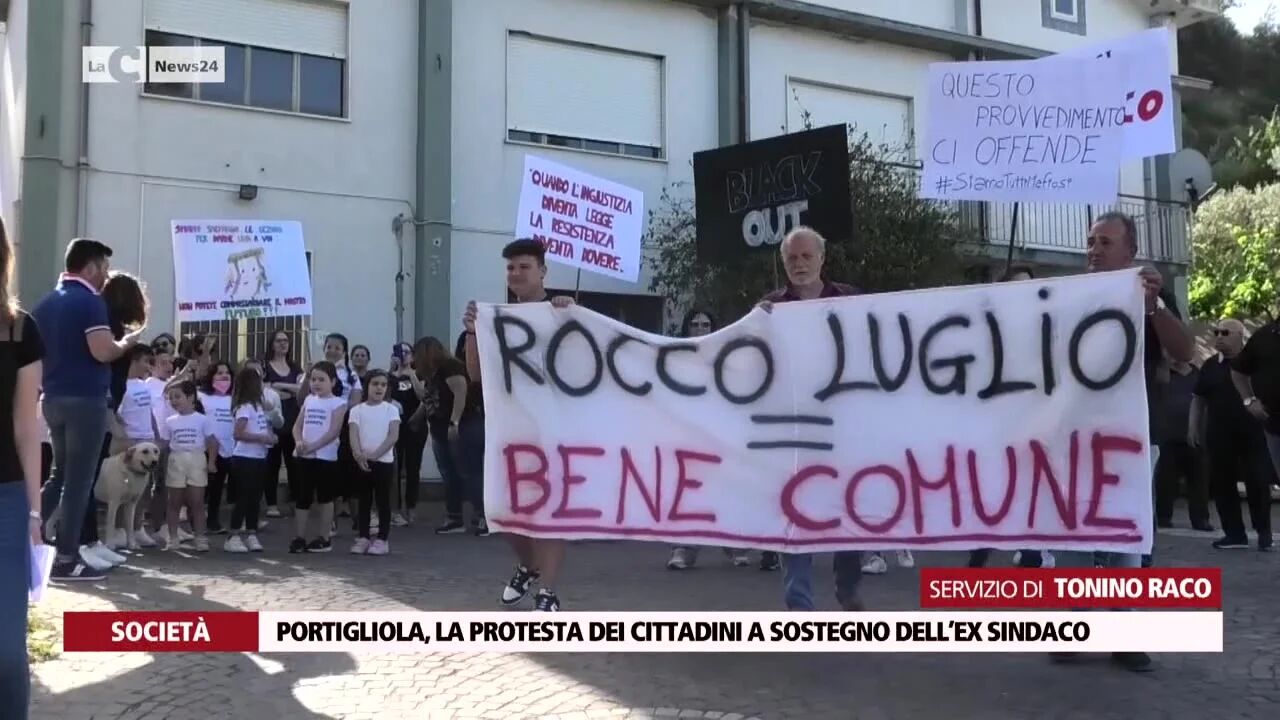 Portigliola, la protesta dei cittadini a sostegno dell’ex sindaco